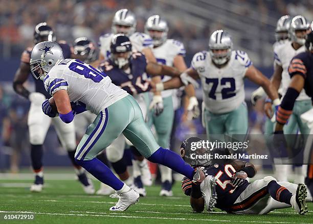 Jason Witten of the Dallas Cowboys runs the ball against Jerrell Freeman of the Chicago Bears in the first quarter at AT&T Stadium on September 25,...