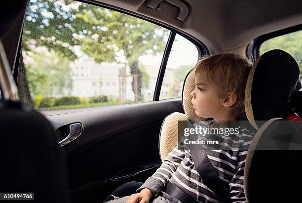 boy sitting in car seat - car window stockfoto's en -beelden