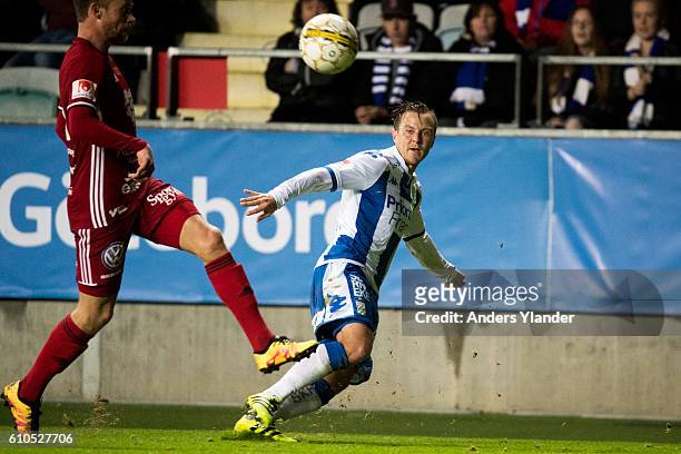 Scott Jamieson of IFK Goteborg shoots during the Allsvenskan match between IFK Goteborg and Ostersunds FK at Gamla Ullevi on September 26, 2016 in...