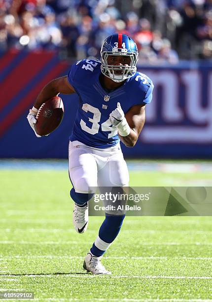 Shane Vereen of the New York Giants in action against the Washington Redskins during their game at MetLife Stadium on September 25, 2016 in East...