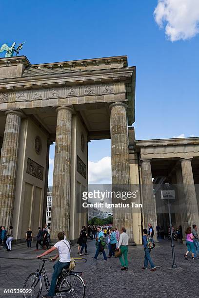 street scene at brandenburg gate in berlin, germany - ignatius tan stock pictures, royalty-free photos & images