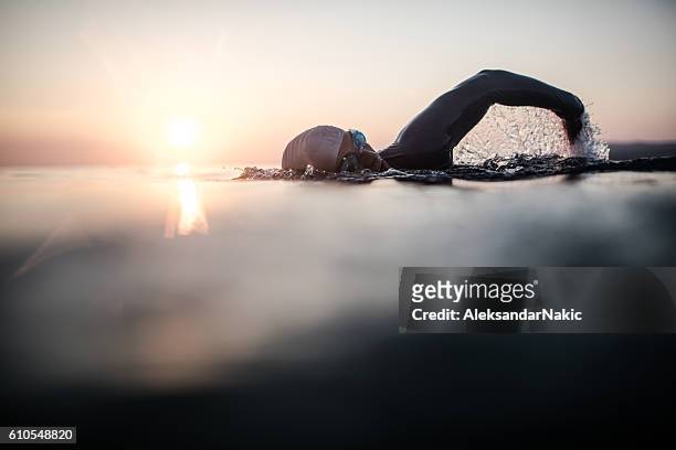 nuotatore in azione - posizione sportiva foto e immagini stock