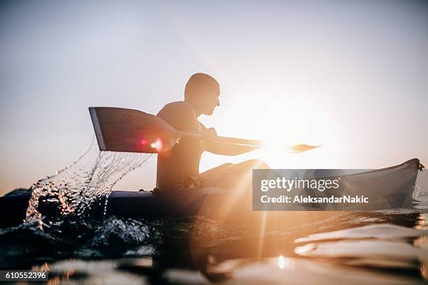 silueta de un piragüista - rowing fotografías e imágenes de stock