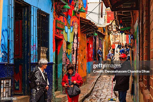 bogoté, kolumbien - touristen auf der schmalen, bunten, gepflasterten calle del embudo im historischen stadtteil la candelaria der hauptstadt - embudo stock-fotos und bilder