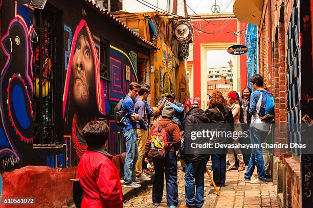 bogotá, colombia - turistas, tanto extranjeros como colombianos, en la estrecha, colorida y adoquinada calle del embudo en el histórico distrito de la candelaria - calle del embudo fotografías e imágenes de stock