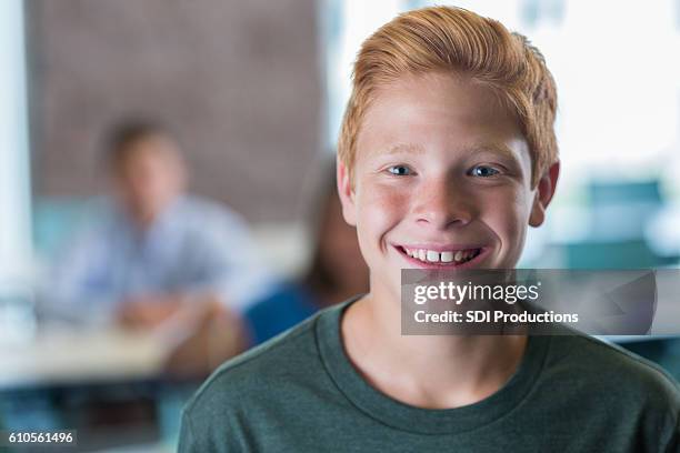 preadolesco masculino caucásico en el aula con una sonrisa dentada - redhead boy fotografías e imágenes de stock