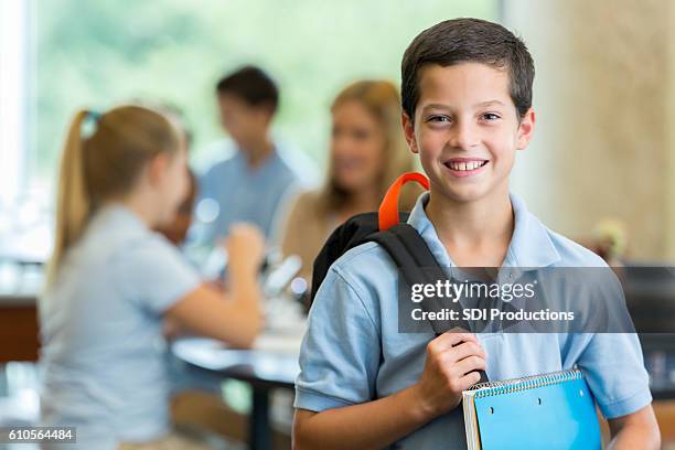 bambino di scuola elementare in aula - educazione di scuola privata foto e immagini stock