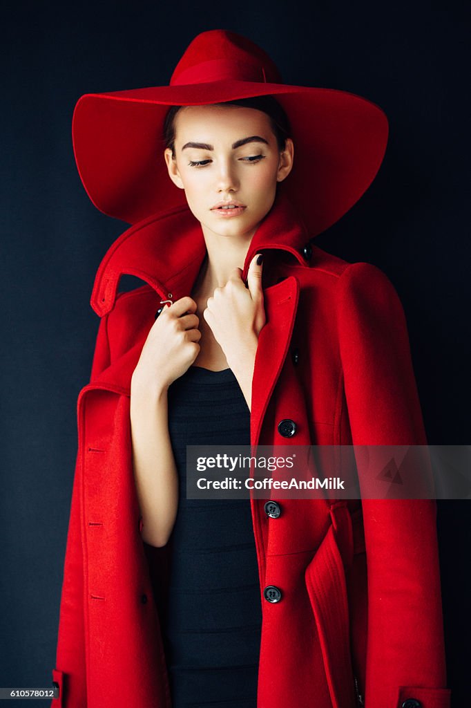 Belle fille avec maquillage en manteau et Chapeau rouge