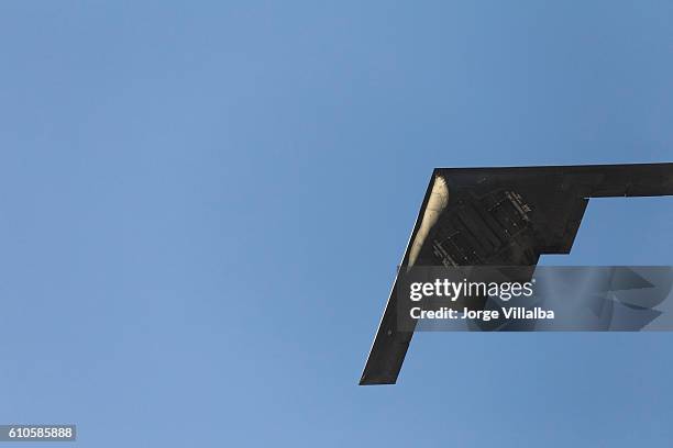 bombardiere stealth b-2 in volo su pasadena ca a rose parade - stealth bomber foto e immagini stock