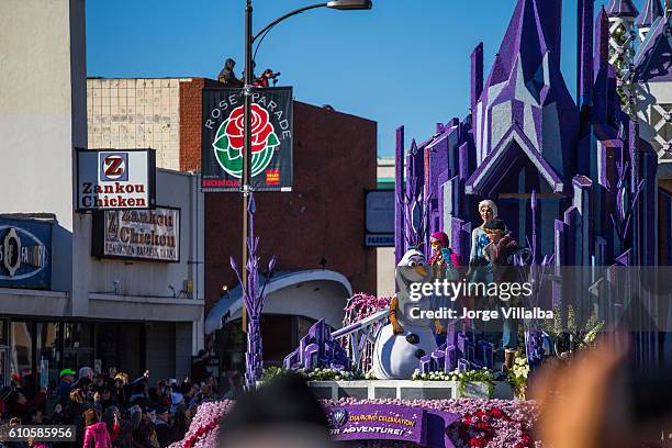 carrozas en el 127th rose parade en pasadena ca - carroza de festival fotografías e imágenes de stock
