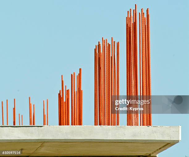 europe, greece, view of rebar exiting concrete roof, painted with anti-rust paint. an additional story can easily be added to the property in the future. - stahlbeton stock-fotos und bilder