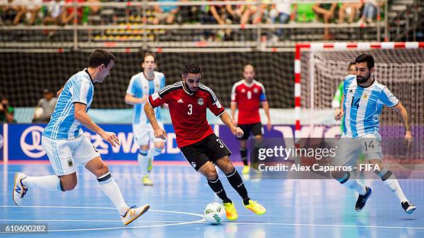 Abdelrahman Elashwal of Egypt conducts the ball between Fernando Wilhelm and Pablo Taborda of Argentina during the FIFA Futsal World Cup...