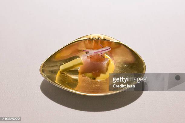 luxury molecular gastronomy, raw tuna with butter - liquid nitrogen foto e immagini stock