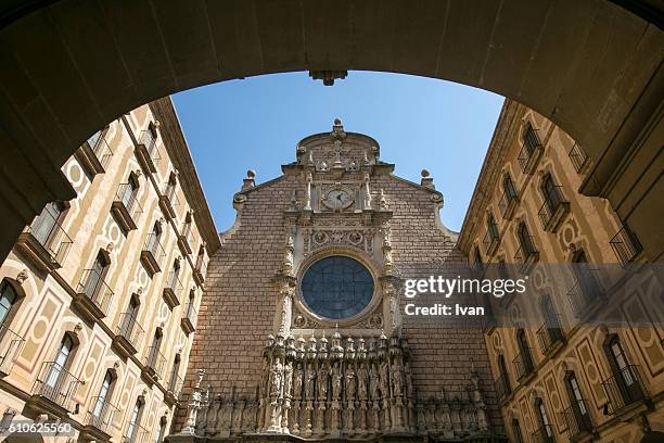 benedictine abbey, montserrat, catalonia, spain - montserrat spanje stockfoto's en -beelden