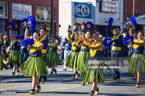 rose parade in pasadena ca marching band performing - pasadena california stock pictures, royalty-free photos & images