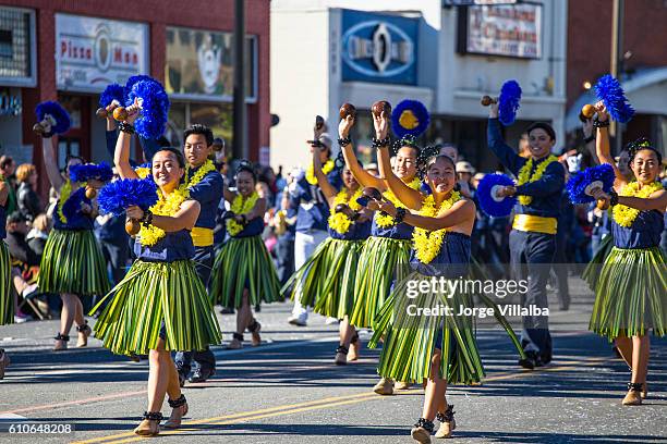 rose parade in pasadena ca marching band performing - pasadena califórnia imagens e fotografias de stock