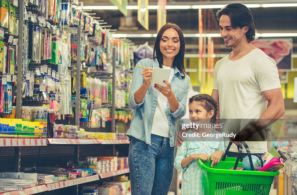 Familie im Supermarkt