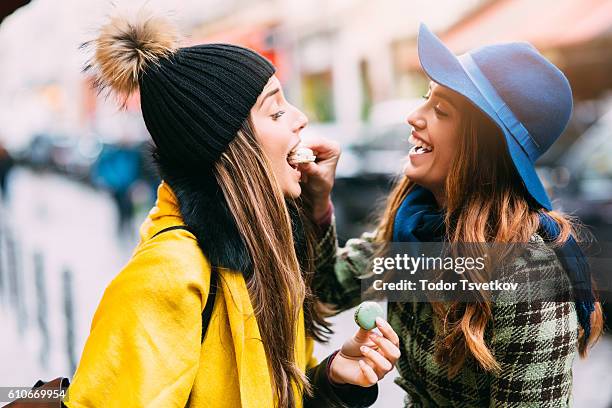 friends eating macarons in paris - biskvi bildbanksfoton och bilder