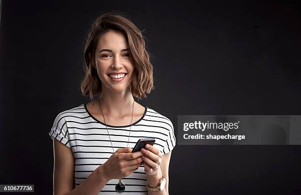 es gibt so viele apps, die zu meinem lebensstil passen - one young woman only texting stock-fotos und bilder