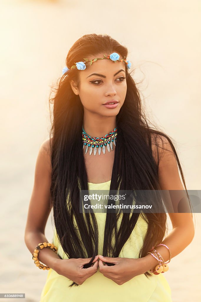 Bella Donna Asiatica Hippie Con Corona In Piedi Sulla Spiaggia Foto stock -  Getty Images