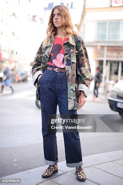 Guest poses with a Mugler bag after the Aalto show at the Espace Commines during Paris Fashion Week Womenswear SS17 on September 27, 2016 in Paris,...