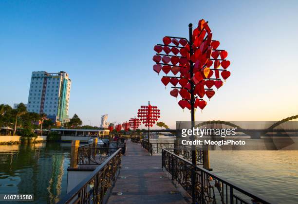 love station near dragon river bridge ( rong bridge) in sunset - modern vietnam stockfoto's en -beelden