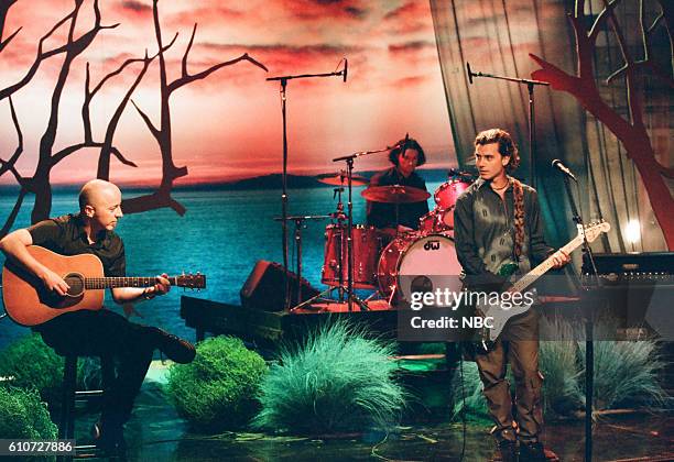 Bush Musical Instrument Bush Radio Photos and Premium High Res Pictures - Getty Images