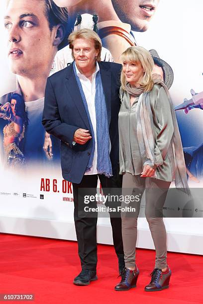 Howard Carpendale and his girlfriend Donnice Pierce attend the 'Unsere Zeit ist jetzt' World Premiere at CineStar on September 27, 2016 in Berlin,...