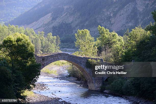 pont du moulin (1685-88) over verdon river in the haut verdon provence france - エクスアンプロヴァンス ストックフォトと画像