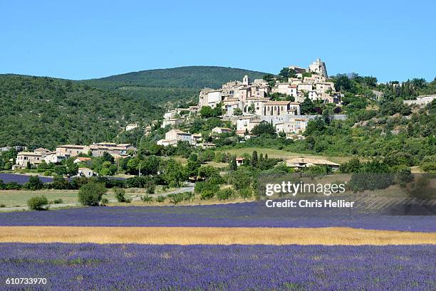 simiane-la-rotonde & lavender fields provence - aix en provence fotografías e imágenes de stock