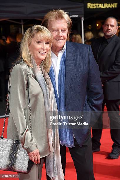 Howard Carpendale and his girlfriend Donnice Pierce attend the 'Unsere Zeit ist jetzt' World Premiere at CineStar on September 27, 2016 in Berlin,...