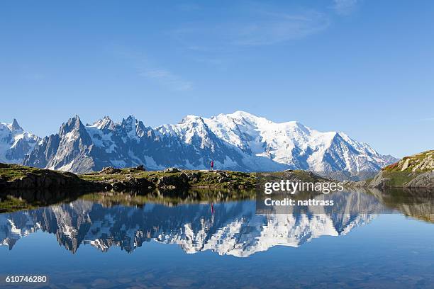 man hiking raises arms high - success - chamonix train stockfoto's en -beelden