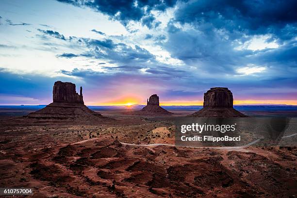 nascer do sol em monument valley - parque tribal de monument valley imagens e fotografias de stock