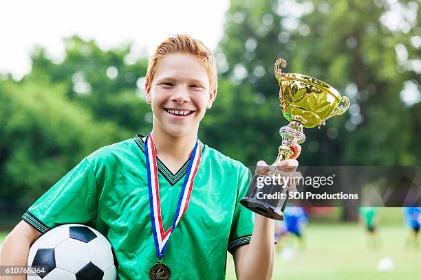 campione di calcio fiducioso dopo la vittoria - vincitore di medaglia foto e immagini stock