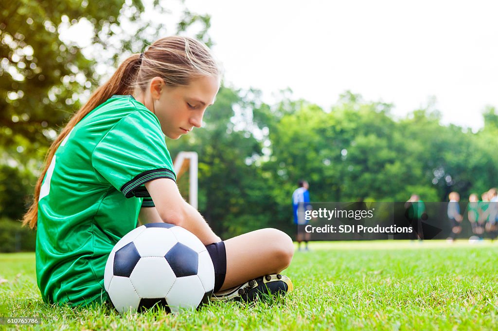 Adolescente triste después de un partido de fútbol