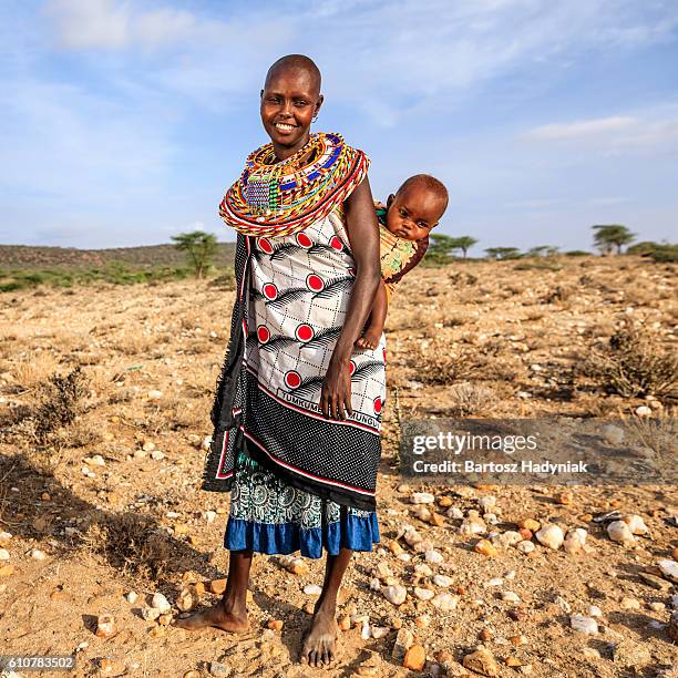赤ちゃんを抱いたアフリカの若い女性、ケニア、東アフリカ - samburu ストックフォトと画像