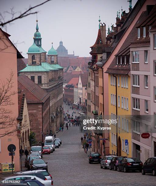europe, germany, bavaria, nurnberg or nuremberg, view of cityscape and street scene - basse franconie photos et images de collection