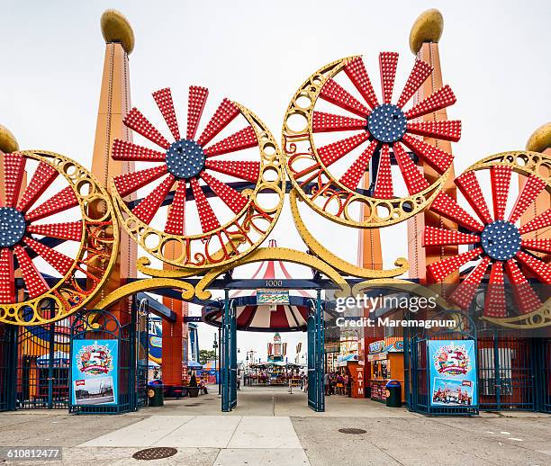 brooklyn, coney island, the entrance of luna park - luna park coney island photos et images de collection