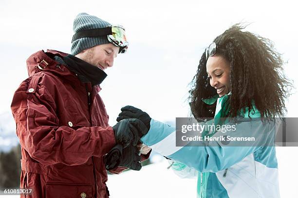 young couple on winter holiday - casaco de esqui imagens e fotografias de stock