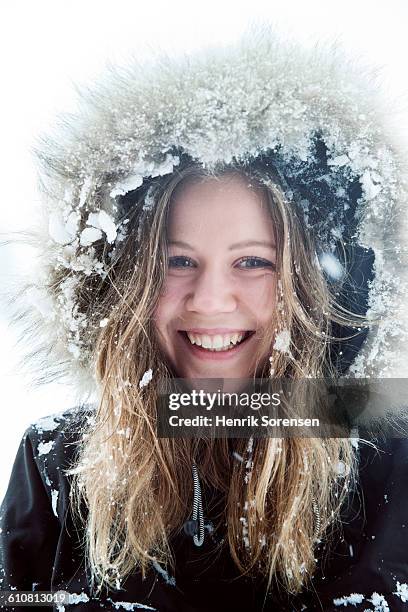 portrait of young woman in the snow - casaco de esqui imagens e fotografias de stock