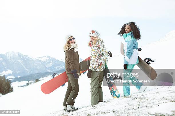 portrait of 3 young women in the snow - pantaloni da sci foto e immagini stock