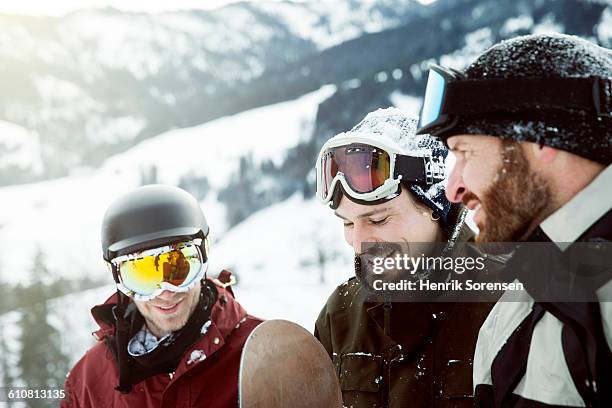 friends on winter holiday - snowboard imagens e fotografias de stock
