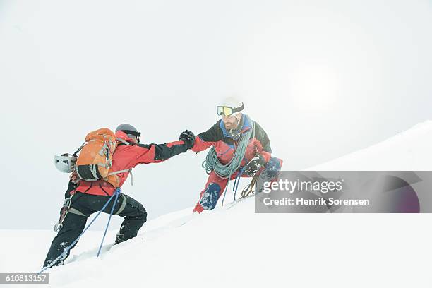 2 mountaineers in the swizz alpes - challenger tour 2 stock pictures, royalty-free photos & images