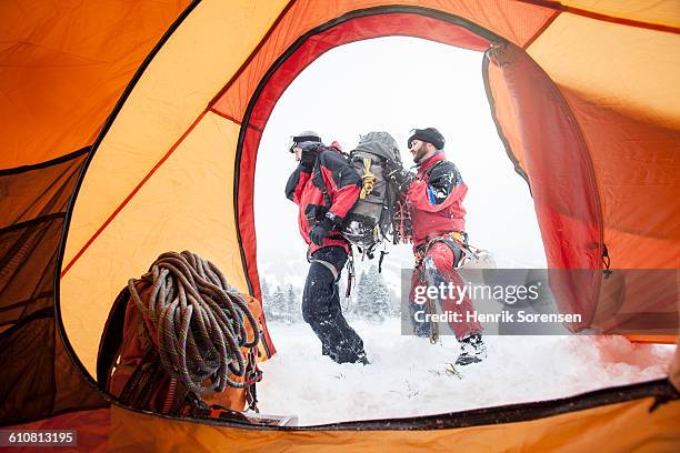 2 mountaineers in the swizz alpes - cuerda guy fotografías e imágenes de stock