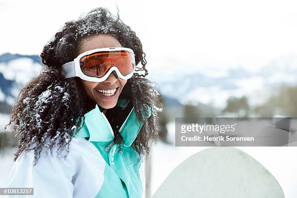 portrait of young woman in the snow - sport d'hiver photos et images de collection