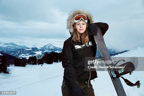 portrait of young woman in the snow - snowboarding fotografías e imágenes de stock