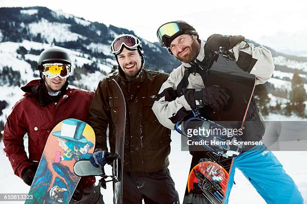 3 friends on winter holiday - sport d'hiver photos et images de collection