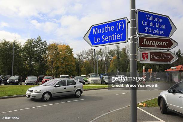 direction signs - schild schweiz stock-fotos und bilder