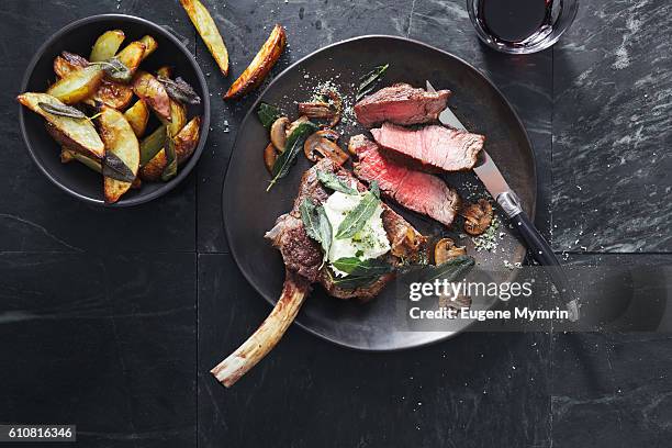 tomahawk beef steak with mushrooms, burrata and sage potato wedges - viande de boeuf photos et images de collection