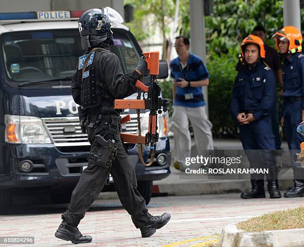 Star Unit Special Tactics And Rescue (Singapore) Photos and Premium High Res ...